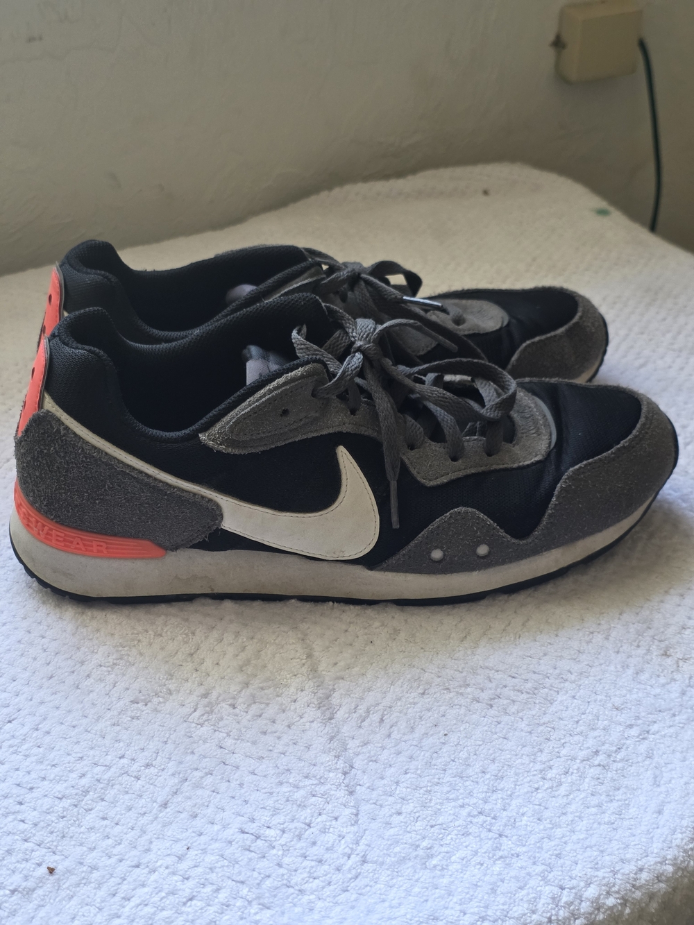 Nike Men’s Black, Gray & White Retro Runner with Red Heel Accent
